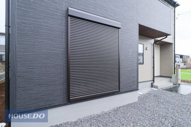 【防犯設備】現地完成写真。1階リビングには雨風の強い日にも役立つ防犯シャッターがついています。