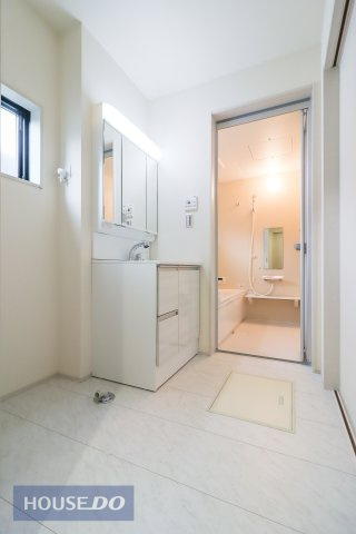 【脱衣所】現地完成写真。洗面脱衣所はゆったりとしたスペースで使いやすいです。
