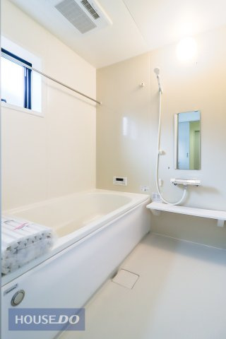 【浴室】現地完成写真。一坪風呂でお子様と一緒でもゆったりと寛げます。