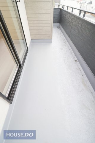 【バルコニー】現地完成写真。広々バルコニーでお布団や洗濯物がたくさん干せます♪