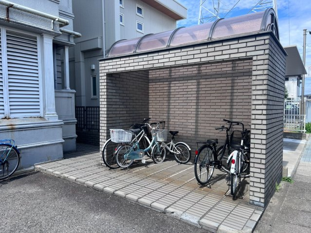 駐車場横の駐輪場
