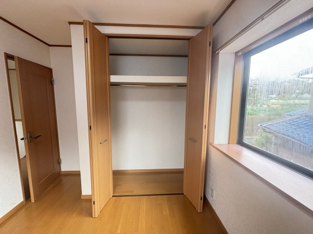 2階約5.2帖の洋室クローゼットになります。収納力は高いです。