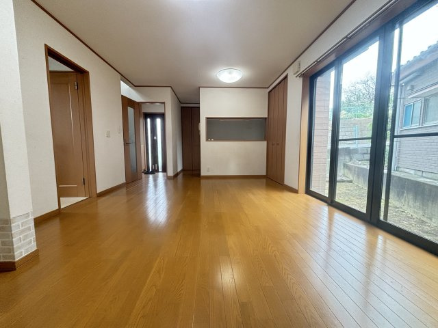隣地との間隔も確保されているので開放的なリビングです。