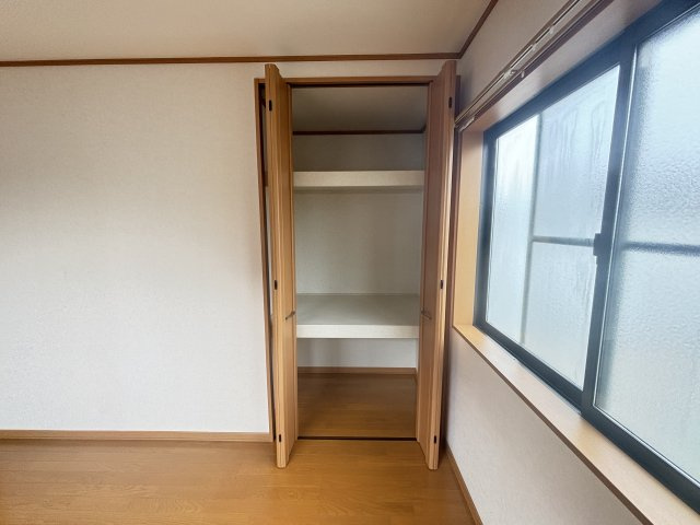 2階約6.7帖の洋室クローゼットになります。