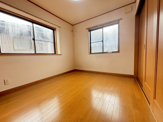 2階約5.2帖の洋室です