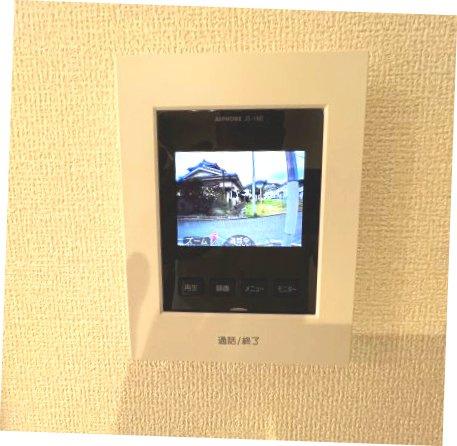 モニター付きインターホンあり。急な来客でも室内から顔が確認できると安心ですよね
