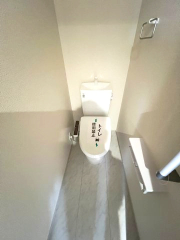 2階トイレには快適な温水洗浄便座付き