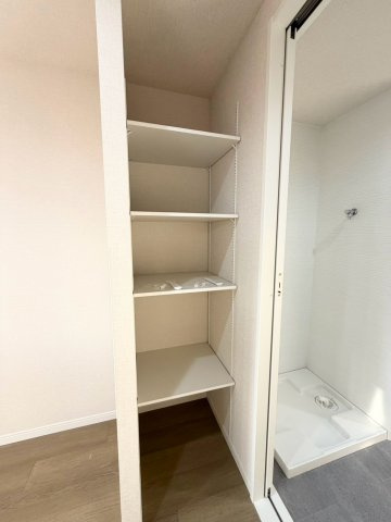 キッチンのオープン棚。