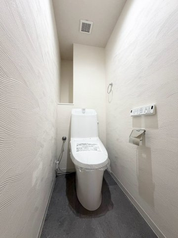 トイレには快適な温水洗浄機能付