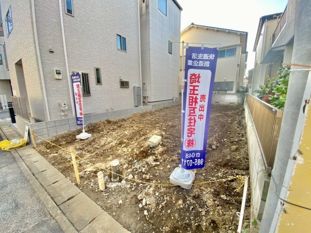東向きの整形地で陽当たり良好。前面5m超の道路に面し、駐車もしやすいゆとりある立地です。