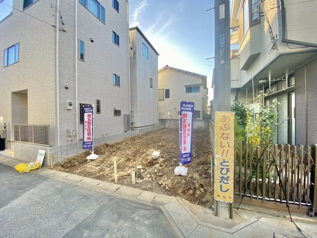 東向きの整形地で陽当たり良好。前面5m超の道路に面し、駐車もしやすいゆとりある立地です。
