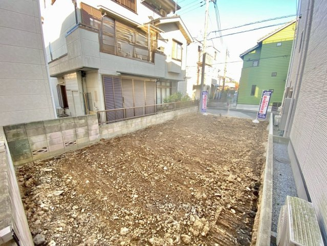 東向きの整形地で陽当たり良好。前面5m超の道路に面し、駐車もしやすいゆとりある立地です。