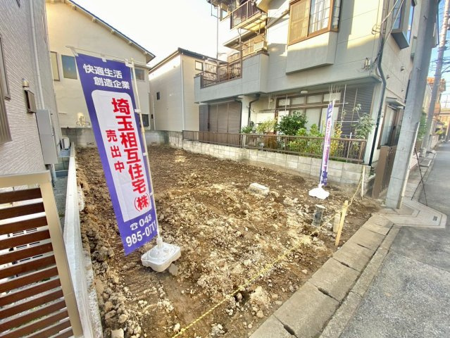 東向きの整形地で陽当たり良好。前面5m超の道路に面し、駐車もしやすいゆとりある立地です。