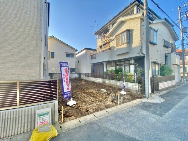 東向きの整形地で陽当たり良好。前面5m超の道路に面し、駐車もしやすいゆとりある立地です。