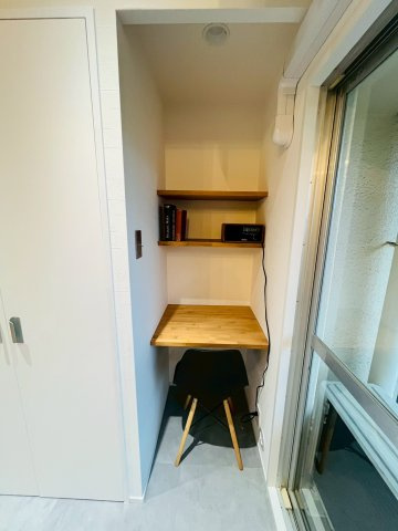 LDKの一角にはちいさな作業スペースがあります。パソコン作業をしたり、煮込み料理のかたわら読書をしてみたり、夢が広がりますね。