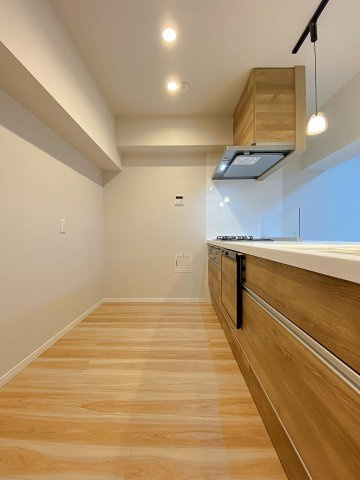 使い勝手に優れた機能的なシステムキッチン。調理スペースが広く確保されており、毎日の料理をストレスなく快適に楽しめます。上下に豊富な収納を備えており、キッチングッズもきれいに整頓可能です。