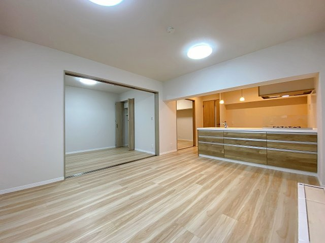 木目の温もりが感じられる上質なリビングダイニング。通風・採光に優れており、一年を通して快適に過ごせる居住性が魅力です。大切なご家族と一緒に笑顔あふれる時間をゆったりとお過ごしいただけます。