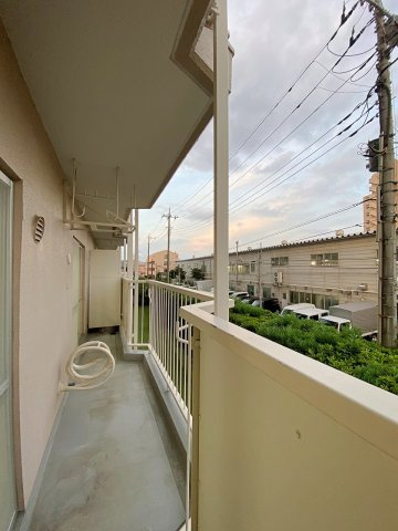 陽当り良好で爽やかな風が吹き抜ける6.18？のバルコニー。洗濯物やお布団もしっかり乾かせる快適な空間です。お部屋に開放感をもたらし、毎日の暮らしに気持ちの良い気分転換を与えてくれます。