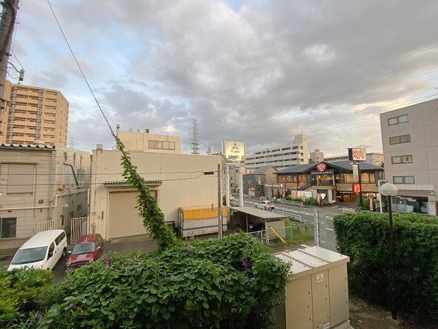 前面を遮るものがなく開放的な景色が広がる眺望。青空を身近に感じられ、心地よい風と陽光をお部屋に呼び込みます。疲れた時にもふと外を眺めて深呼吸したくなるような爽快なロケーションが魅力です。