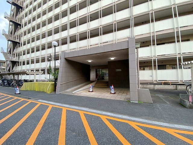 マンションの顔となる清潔感あふれるエントランスアプローチ。アプローチ部分は平坦で歩きやすく、車椅子やベビーカーでの移動もスムーズです。住まう方を優しく温かく迎え入れる心地よい空間が広がります。