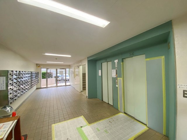 清潔に保たれた安心感のあるエントランスホール。ゆとりある空間設計で住まう方や訪れる方を心地よく迎え入れます。日々の管理が行き届いた清潔で明るい共用スペースとなっており、快適にお過ごしいただけます。