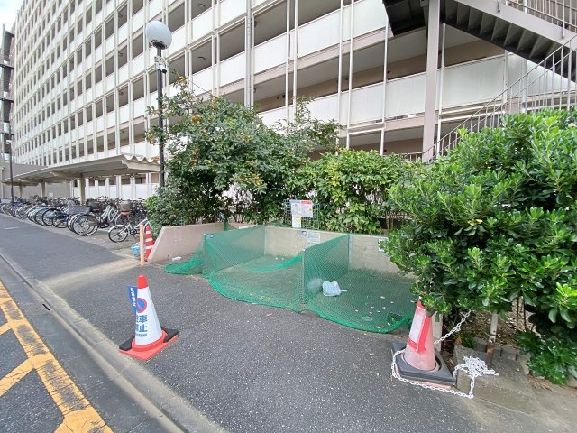 清潔に維持管理された敷地内の専用ゴミ置き場。お出かけ前や通勤時にもスムーズにゴミ出しを行える利便性の高さが魅力です。住まい全体の快適性と綺麗な住環境をしっかりと維持・サポートしてくれます。