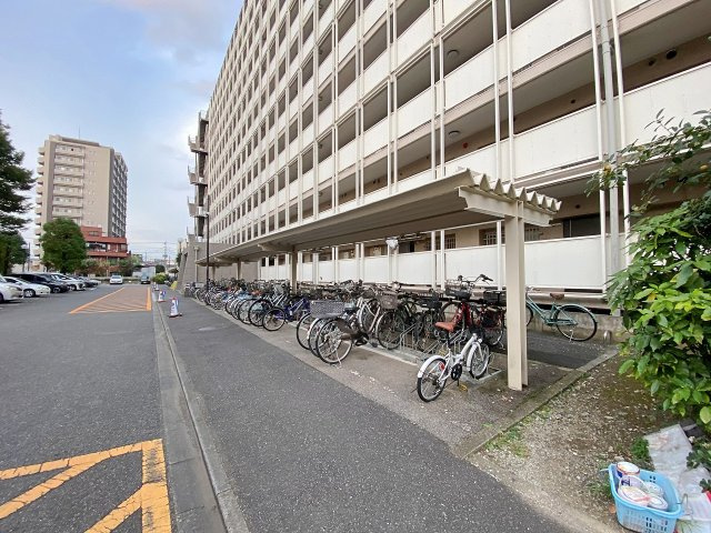 敷地内にしっかりと整備された便利な駐輪場スペース。屋根付きの区画で大切な自転車を雨風からしっかり守ります。整然と管理されており、お買い物や通勤・通学での出し入れもスムーズに行えて快適です。