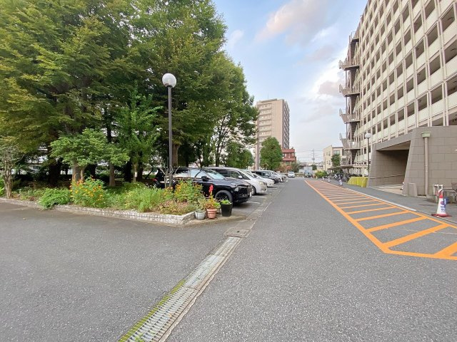 敷地内に確保された便利な駐車場スペース。お車をお持ちの方にも安心のロケーションです。雨の日の乗り降りや重い荷物の搬入もスムーズに行え、日々の快適なカーライフをしっかりとサポートいたします。