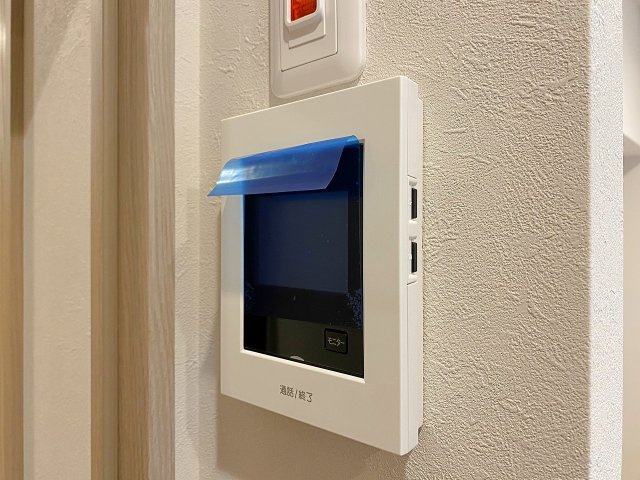 訪問者の顔や様子を室内からしっかり確認できるTVモニター付きインターホンを設置。不在時の録画機能も備わっており、一人暮らしの方やお子様のお留守番時にも安心感をもたらす頼もしい防犯設備です。
