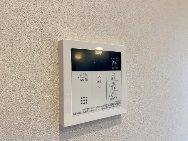 ボタンひとつでお湯の温め直しができる便利な追焚機能を搭載。入浴時間が異なるご家族でも、いつでも温かいお風呂に浸かることができます。日々の疲労回復と快適なバスライフを優しくサポートします。