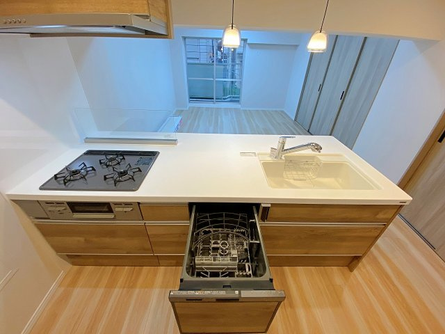 家事の負担をぐっと軽減してくれるビルトインタイプの食器洗い乾燥機。手洗いでは落としにくい汚れも高温洗浄ですっきり洗い流し、食後の時間をゆったりと寛ぎのひとときに変えてくれる便利な設備です。
