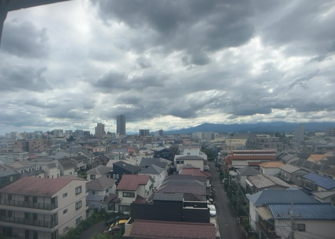 7階建て最上階の7階部分からの見晴らしが良い開放的な眺望です。前面に高い建物がなく遮るものがないため、遠くまで見渡せる心地よい景色を楽しめます。爽やかな風と太陽の光を感じながらリフレッシュできます。