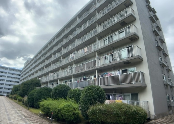 現地周辺の落ち着いた住環境をご確認いただける現況写真です。前面道路は平坦地で歩道もきれいに整備されており、小さなお子様やご高齢の方の歩行も安心。治安も良好で静かな生活環境が保たれている魅力的な地域です