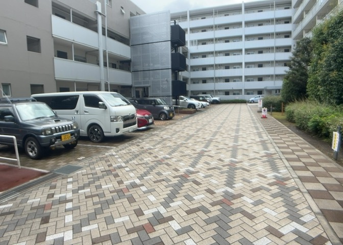 敷地内にはお車をお持ちの方に嬉しい駐車場が確保されています（月額8，000円）。お車の出し入れがスムーズに行える平坦な駐車スペースです。空き状況や利用条件の詳細につきましては気軽にお問合せください。