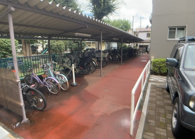 屋根付きの駐輪場が敷地内に完備されています。大切な自転車やスクーターを雨風からしっかり守れるのが嬉しいポイント。駅までの移動や近隣スーパーへのお買い物、お子様の通学時にも大活躍する便利な共有施設です。