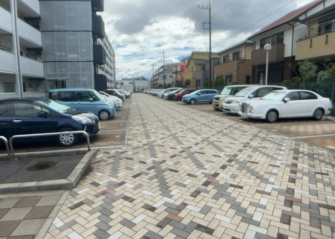 敷地内駐車場は建物から近く、雨の日のお買い物やお子様の乗降時にも大変便利です。出入りがしやすくストレスなく駐車可能。敷地内にバイク置場や自転車置場も整っておりマイカーライフを快適にサポートします。