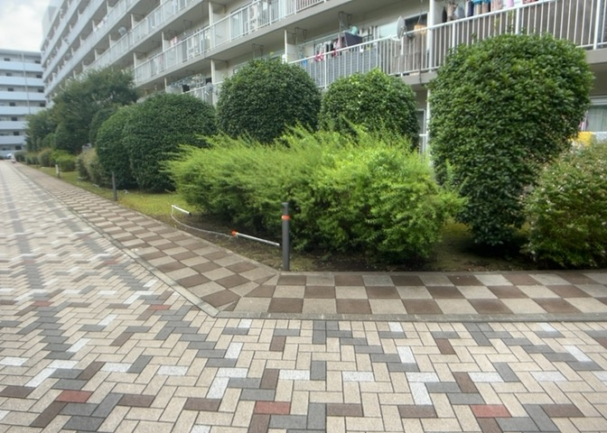 敷地内の植栽スペースや緑豊かな庭園エリア。季節の移ろいを感じられる樹木や花々が綺麗に整えられており、敷地全体に彩りと潤いを与えてくれます。日々の暮らしの中で心安らぐ自然の緑を身近に楽しめる空間です。