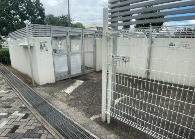 敷地内に設置された専用のゴミ置き場などの共用設備です。管理体制がしっかり機能しており、日々のゴミ出しルールも守られ清潔に保たれています。住まい全体の快適性を高める細やかな設備が整ったマンションです。