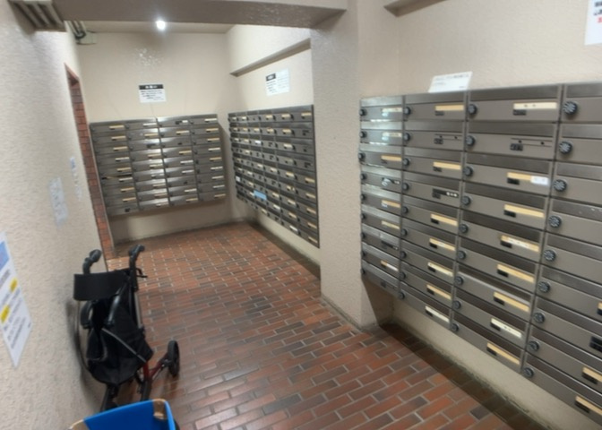 エントランスに集約された集合郵便受け（メールボックス）エリアです。掃除が行き届いており不要なチラシなども散らからず綺麗な状態を保持。毎日の郵便確認がストレスなく行えるよう配慮された安心の共用スペース。