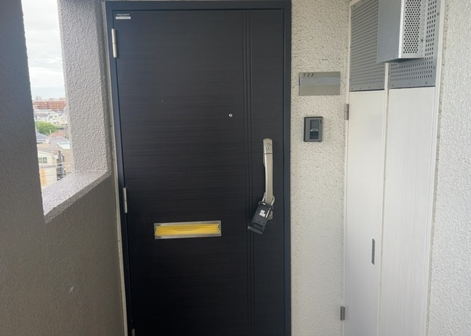 安心の防犯設備としてTVモニター付きインターホンを各戸に設置。室内にいながら訪問者の顔をしっかり画像で確認できます。さらに共用部には防犯カメラも稼働しており、ご家族の安全で快適な暮らしをしっかりガード