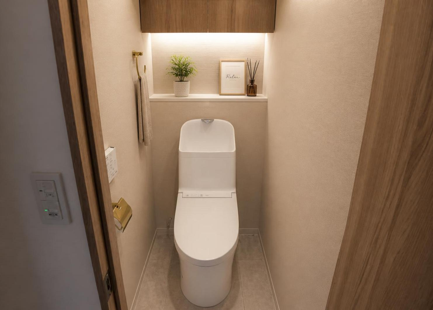 リフォームにより新品へ交換予定のトイレ空間。ウォシュレット機能がついた温水洗浄便座を標準装備しており、いつでも衛生的にご使用いただけます。節水型トイレのため毎月の水道代節約にも貢献する優れものです。