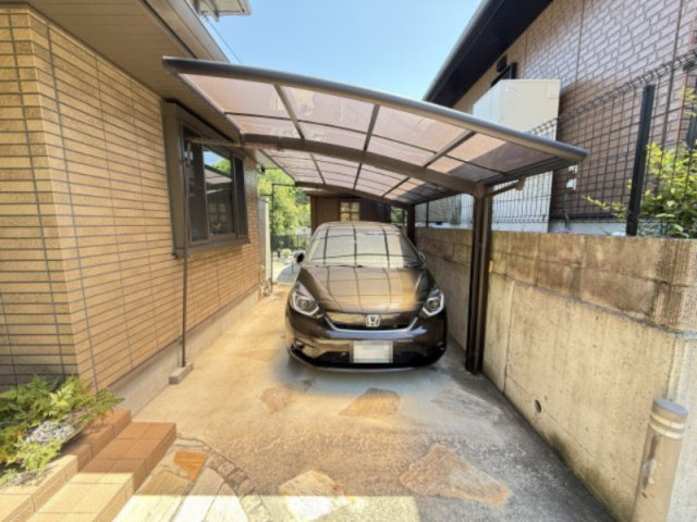 カーポート付きの駐車スペースを確保しており、大切なお車を雨や紫外線から守りやすい仕様です。玄関までの動線もスムーズで、荷物の出し入れにも便利です。前面スペースにもゆとりがあります。2台駐車可能です。