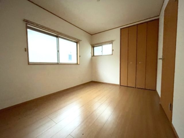 小さな窓がついた洋室は、優しい光が降り注ぎます。　