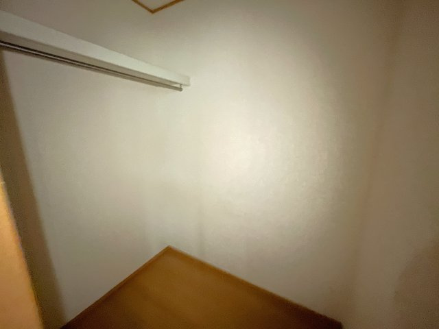 広々としたウォークインクローゼット付きで、大小様々な荷物が収納出来ます。　