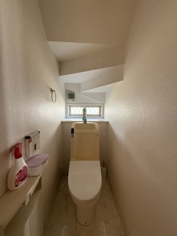 脱臭機能や細かな温度調節ができ、清潔・快適に使用できる温水洗浄機能付トイレを採用しています。