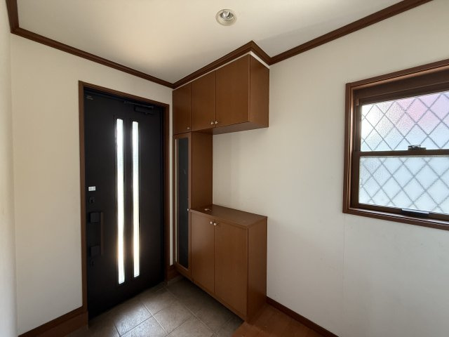 シンプルで飽きの来ないデザインの玄関。壁面収納にすることで全体的にすっきりとした印象です。