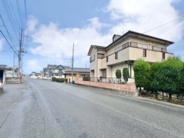 ■外観｜前面道路が広く見渡しが良いため、車の出入りやすれ違いもスムーズで日々の運転も安心して行えます♪