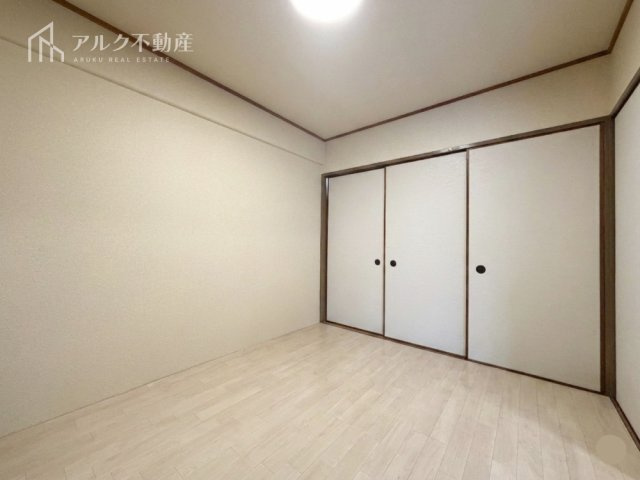 東側洋室約4.6帖です！（AIによる荷物消去を行った画像です。）
