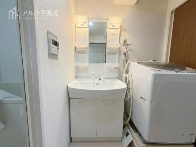 明るい洗面化粧台で毎朝の身だしなみもきっちり整えることが出来ますね！（AIによる荷物消去を行った画像です。）