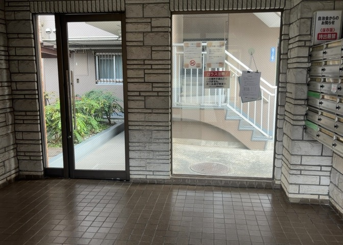 ラウンジは、マンションの共用スペースに椅子やテーブルなどを配置した利用者が寛げる空間です。屋内型ラウンジと屋外型ラウンジがあります。共用部分の管理状況と合わせて、詳細については現地でご確認ください。